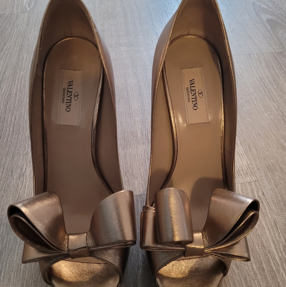 Valentino Gold Leather Bow Accents Pump Size 39